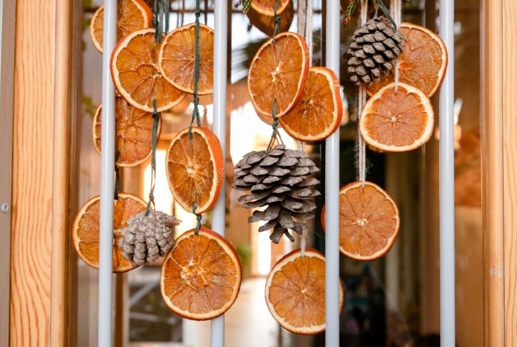 Garlands from dried orange slices and pinecones as a frugal autumn decoration